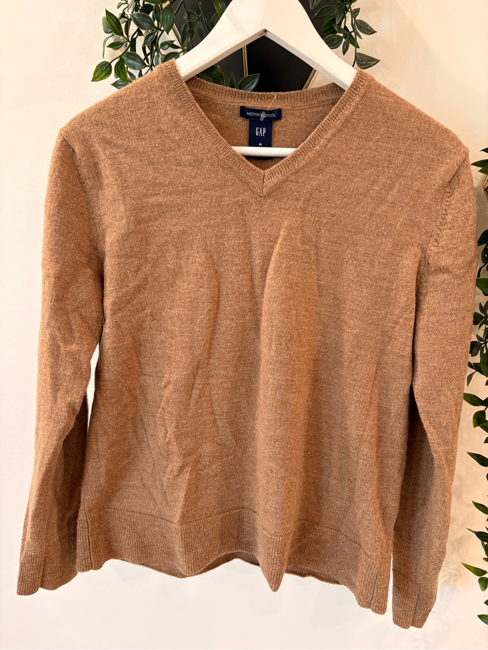 GAP Men's V-Neck 100% merino wool Sweater in Camel